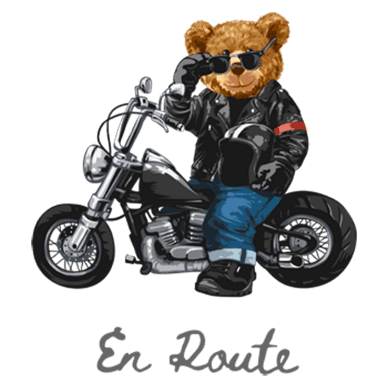 Ursinho estilizado em uma moto, usando jaqueta de couro e óculos escuros, simbolizando liberdade e aventura. Texto "En Route" abaixo da imagem.