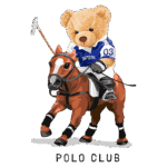 Ursinho de pelúcia jogando polo em um cavalo, vestido com uniforme azul e branco, com a inscrição "CAPTAIN" e o número 03. Abaixo, o texto "POLO CLUB".