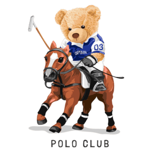 Ursinho de pelúcia jogando polo em um cavalo, vestido com uniforme azul e branco, com a inscrição "CAPTAIN" e o número 03. Abaixo, o texto "POLO CLUB".