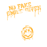 Ursinho de pelúcia estilizado com a frase "No Fake Smile Given" em letras amarelas, destacando um design urbano e moderno, ideal para produtos de moda alternativa e arte gráfica.