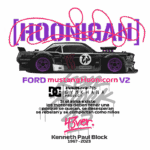 Imagem do Ford Mustang Hoonicorn V2, um carro de drift personalizado, com design exclusivo e cores vibrantes. O carro é destacado com logotipos da Hoonigan e Monster Energy, além de homenagens a Kenneth Paul Block, celebrando seu legado no automobilismo. Ideal para entusiastas de carros e fãs de automobilismo.