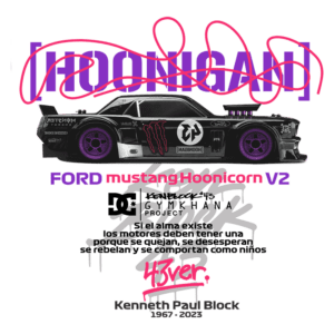 Imagem do Ford Mustang Hoonicorn V2, um carro de drift personalizado, com design exclusivo e cores vibrantes. O carro é destacado com logotipos da Hoonigan e Monster Energy, além de homenagens a Kenneth Paul Block, celebrando seu legado no automobilismo. Ideal para entusiastas de carros e fãs de automobilismo.