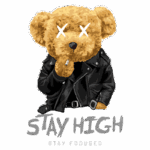 Ursinho estilizado com jaqueta de couro, segurando um cigarro, ao lado das frases "STAY HIGH" e "STAY FOCUSED". Ideal para produtos de moda urbana e cultura pop.