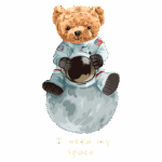Urso astronauta sentado na lua, usando um traje espacial, com a frase "I need my space" abaixo. Ilustração divertida e temática espacial.