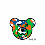 Ilustração de um urso estilizado com cores vibrantes em padrão camuflado, acompanhado do texto "BEAR" em fonte grafite. Ideal para design gráfico e moda urbana.