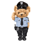Ursinho de pelúcia vestido de policial, fazendo gesto de saudação com a mão. Ele usa uma camisa azul clara, calças pretas, cinto com ferramentas e um chapéu de oficial. Ilustração fofa e amigável, ideal para produtos infantis.
