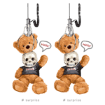 Imagem ilustrativa de dois brinquedos pendurados em um gancho, um urso de pelúcia e um esqueleto. O urso veste uma camiseta preta e segura o esqueleto que tem uma expressão divertida. Ambos têm diálogos em balões, criando uma cena lúdica e surpreendente.