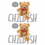 Imagem de dois ursos de pelúcia fofos com laços vermelhos, acompanhados da frase "Stay Childish" em um design divertido. A imagem transmite uma mensagem lúdica sobre manter a essência infantil.