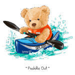 Urso de pelúcia remando em um caiaque azul, usando colete salva-vidas laranja, em meio a ondas. Ilustração divertida e colorida para temas de verão e atividades aquáticas.