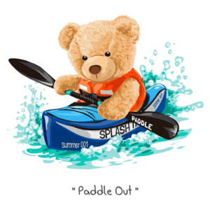 Urso de pelúcia remando em um caiaque azul, usando colete salva-vidas laranja, em meio a ondas. Ilustração divertida e colorida para temas de verão e atividades aquáticas.