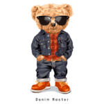 Ursinho estilizado vestido com um conjunto de jeans azul, camisa xadrez vermelha e óculos escuros, em pé com as mãos nos bolsos, representando a marca Denim Master.