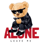 Urso de pelúcia estilizado usando óculos escuros e roupa preta, sentado e segurando um celular, com as palavras "ALONE LEAVE ME" em destaque.