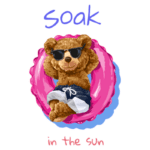 Urso de pelúcia relaxando em um boia rosa, usando óculos escuros e bermuda, com a frase "Soak in the sun" em destaque. Ideal para transmitir uma sensação de diversão e descontração no verão.