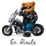 Ursinho de pelúcia estilizado como motociclista, usando jaqueta de couro e óculos escuros, sentado em uma moto clássica. Design divertido e moderno, ideal para produtos relacionados a motocicletas e cultura pop.