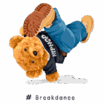 Urso de pelúcia dançando breakdance, vestindo camiseta com a palavra "HIP HOP" e calças azuis, em fundo verde.