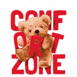 Ursinho de pelúcia segurando letras vermelhas formando a frase "ESCAPE YOUR COMFORT ZONE" em um design colorido e motivacional.