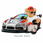 Urso de pelúcia estilizado como membro de equipe de corrida, vestindo uma camiseta branca e calças de macacão com detalhes vermelhos, segurando um capacete e usando óculos escuros. Ao fundo, um carro de corrida com detalhes em vermelho e branco, decorado com as inscrições "Safety First" e "Power" e o número 99.