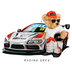 Urso de pelúcia estilizado como membro de equipe de corrida, vestindo uma camiseta branca e calças de macacão com detalhes vermelhos, segurando um capacete e usando óculos escuros. Ao fundo, um carro de corrida com detalhes em vermelho e branco, decorado com as inscrições "Safety First" e "Power" e o número 99.