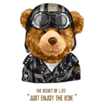Ursinho estilizado com jaqueta de couro e óculos de piloto, simbolizando a liberdade e a diversão, acompanhado da frase "O segredo da vida é apenas aproveitar a viagem".