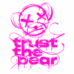 Imagem estilizada com um desenho de um urso e a frase "trust the bear" em letras grandes e pink, com efeitos de spray e linhas fluidas, transmitindo uma estética urbana e contemporânea.