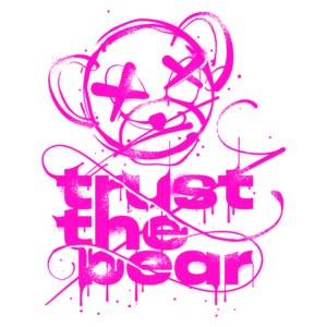 Imagem estilizada com um desenho de um urso e a frase "trust the bear" em letras grandes e pink, com efeitos de spray e linhas fluidas, transmitindo uma estética urbana e contemporânea.