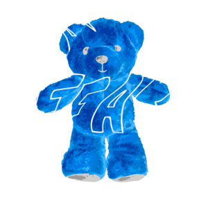 Urso de pelúcia azul com a frase "Have No Fear" ao fundo, simbolizando coragem e superação, acompanhado da mensagem "Courage is a decision". Ideal para transmitir mensagens motivacionais e de apoio emocional.