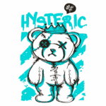 Urso de pelúcia estilizado com aspecto de desenho animado, rosto triste e olhos costurados, adornado com uma coroa. O fundo apresenta grafismos em azul e a palavra "HYSTERIC" em destaque, refletindo um estilo pop e urbano. Ideal para arte de moda e cultura alternativa.