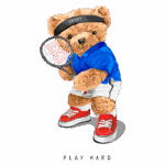 Ursinho de pelúcia jogando tênis, vestindo camisa azul, shorts brancos e tênis vermelhos, segurando uma raquete de tênis. Texto abaixo diz "PLAY HARD". Ideal para temática de esportes e diversão infantil.