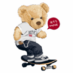 Ursinho de pelúcia skatista, vestindo camiseta branca com a palavra "SKATE" e calças escuras, andando de skate e incentivando a se movimentar com a frase "let's move".