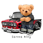 Urso de pelúcia estilizado com camiseta preta e calças largas, posando ao lado de um carro clássico vermelho com detalhes em chamas, representando o tema "Street King".