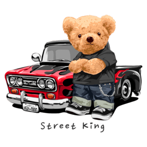 Urso de pelúcia estilizado com camiseta preta e calças largas, posando ao lado de um carro clássico vermelho com detalhes em chamas, representando o tema "Street King".
