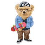 Urso estilizado com skate, usando jaqueta jeans, camiseta preta e boné "NYC", em um fundo verde claro. Ideal para temas de moda jovem e cultura de skate.