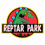 Logotipo do Reptar Park, apresentando um dinossauro verde com olhos laranjas e dentes afiados, cercado por nuvens azuis em um fundo vermelho, com a palavra "REPTAR PARK" em destaque na parte inferior. Ideal para fãs de cultura pop e animações infantis.