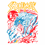 Imagem de arte digital do logo "SABREWULF", apresentando um lobo feroz com dentes afiados, destacando-se em tons de azul e vermelho, com um fundo que remete a uma lua cheia. Ideal para fãs de metal e cultura pop.