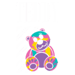 Imagem de um urso de pelúcia colorido, com o texto "TEDDY" em destaque. O urso apresenta um design vibrante, mesclando cores como azul, rosa e amarelo, e está posicionado sobre um fundo com listras diagonais. Ideal para produtos infantis ou decoração de quartos.
