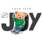 Urso vestido com um moletom verde segurando uma lata de bebida, sentado e sorrindo, com a frase "Lean Into Joy" ao fundo.