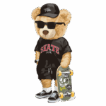 Urso estilizado com óculos escuros e boné, vestindo camiseta preta com a palavra "SKATE" e shorts, segurando um skate decorado. Ideal para temas de moda urbana e cultura de skate.