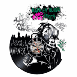 Relógio de parede em formato de disco de vinil, apresentando ilustrações de Harley Quinn e Joker, com frases icônicas como "Love is merely a Madness" e "Mad Love". Design moderno e artístico, ideal para fãs de quadrinhos e cultura pop.