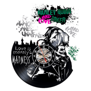 Relógio de parede em formato de disco de vinil, apresentando ilustrações de Harley Quinn e Joker, com frases icônicas como "Love is merely a Madness" e "Mad Love". Design moderno e artístico, ideal para fãs de quadrinhos e cultura pop.