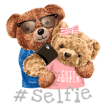 Urso fofinho tirando selfie com outro urso, usando óculos e segurando um celular, com a frase "Cute Couple" em destaque. Ideal para temas de amor e amizade.