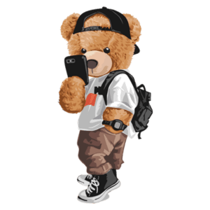 Ursinho estiloso usando camiseta branca, calças bege e tênis, segurando um celular e com uma mochila nas costas. Ideal para temas de moda e cultura jovem.