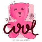 Ilustração de um urso rosa sorridente com uma coroa, acompanhado da frase "Style Cool" e a mensagem "WE ARE ALL COOL", ideal para produtos infantis ou acessórios de moda.