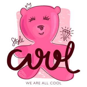 Ilustração de um urso rosa sorridente com uma coroa, acompanhado da frase "Style Cool" e a mensagem "WE ARE ALL COOL", ideal para produtos infantis ou acessórios de moda.