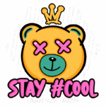 Ilustração de um urso amarelo estilizado com olhos em formato de "X" e uma coroa, acompanhado da frase "STAY #COOL" em letras grandes e coloridas. Fundo com listras diagonais. Ideal para produtos e campanhas de moda jovem.