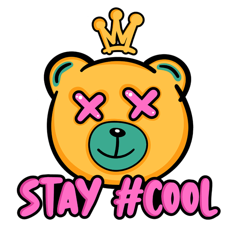 Ilustração de um urso amarelo estilizado com olhos em formato de "X" e uma coroa, acompanhado da frase "STAY #COOL" em letras grandes e coloridas. Fundo com listras diagonais. Ideal para produtos e campanhas de moda jovem.
