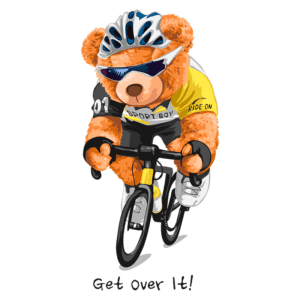 Ursinho de pelúcia vestido de ciclista, pedalando com um capacete e óculos escuros, transmitindo uma mensagem de motivação com a frase "Get Over It!". Ideal para amantes de ciclismo e produtos divertidos.