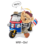 Ursinho vestido de taxista num tuk-tuk, acenando e segurando uma bandeira, com um balão de fala dizendo "Hello" e a frase "Hop-On!" em destaque. Ideal para temas de aventura e turismo.