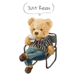 Urso de pelúcia relaxando em uma cadeira, segurando uma xícara de café, vestindo uma camisa listrada e calças azuis, com a frase "Just Relax" acima. Ideal para temas de descontração e estilo de vida.