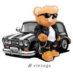 Urso de pelúcia estiloso usando óculos escuros e jaqueta de couro, posando ao lado de um carro vintage preto e branco. Ideal para fãs de cultura pop e estética retro.