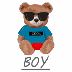 Ursinho de pelúcia estiloso usando óculos escuros e camiseta azul com a palavra "COOL", sentado em uma superfície com a palavra "BOY" abaixo. Ideal para decoração infantil ou produtos voltados para meninos.